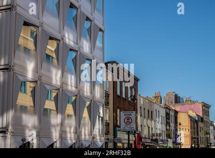 London, Großbritannien: Details zu Gebäuden in Lower Marsh, einer Straße mit vielen Restaurants und Bars in der Nähe der Waterloo Station in London. Stockfoto