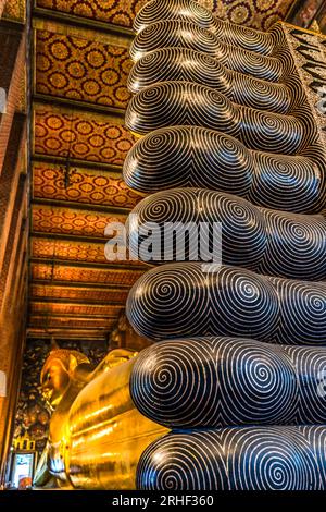 Coloful Liegen Buddha Zehen Füße Tür Wat Phra Chetuphon Wat Pho Po Temple Complex Bangkok Thailand. Der Tempel wurde in den 1600er Jahren erbaut Zurückgelegener Buddha baute i Stockfoto