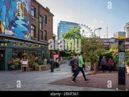 London, Großbritannien: Die Leute befinden sich an der Kreuzung von Lower Marsh und Leake Street in der Nähe der Waterloo Station in London. Stockfoto