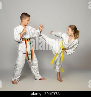 Kinder üben Kampfkunst, Studioaufnahmen Stockfoto