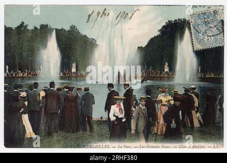 Chateau de Versailles : Spectateurs devant les 'Grandes Eaux' du bassin du char d'Apollon dans le Parc - Carte postale datee 1906 Stockfoto