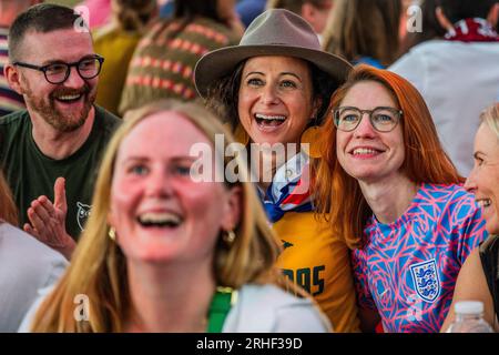 London, Großbritannien. 16. Aug. 2023. Fans im Boxpark Shoreditch, um das Halbfinale der FIFA-Weltmeisterschaft The Lionesses in the England gegen Australien zu sehen. Kredit: Guy Bell/Alamy Live News Stockfoto