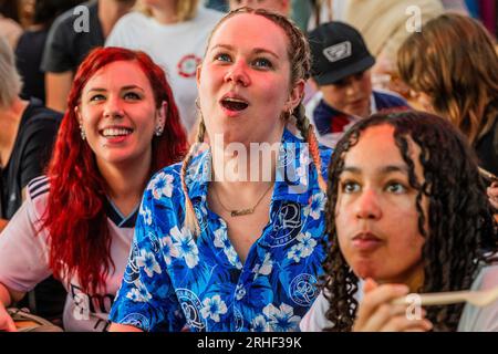 London, Großbritannien. 16. Aug. 2023. Fans im Boxpark Shoreditch, um das Halbfinale der FIFA-Weltmeisterschaft The Lionesses in the England gegen Australien zu sehen. Kredit: Guy Bell/Alamy Live News Stockfoto