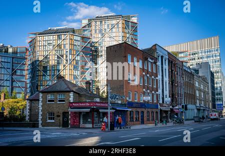 London, UK: Southwark Street an der Kreuzung mit der Hopton Street in Southwark, London. Alte Gebäude im Vordergrund mit modernen Appartements dahinter. Stockfoto