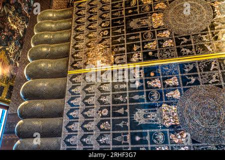 Coloful Reclining Buddha Toes Designs Mother of Pearl Feet Door Wat Phra Chetuphon Wat Pho Po Temple Complex Bangkok Thailand. Der Tempel wurde in den 1600er Jahren erbaut Stockfoto