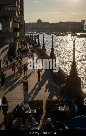 London, Großbritannien: Blick auf die Themse und den Themsweg am Südufer. Blick von der Blackfriars Bridge in Southwark nach Westen Stockfoto