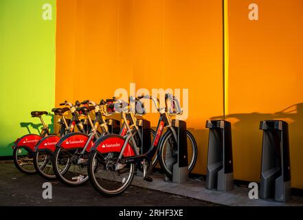 London, Großbritannien: Fahrradverleih an einer Dockingstation in der Nähe der U-Bahn-Station Southwark in London bei Sonnenuntergang. Diese Leihfahrräder werden von Santander gesponsert Stockfoto