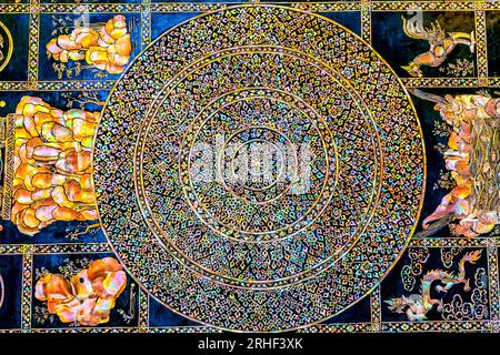 Farbenfroh liegender Buddha Perlmuttfüße buddhistische Symbole Wat Phra Chetuphon Wat Pho Po Temple Complex Bangkok Thailand. Der Tempel wurde in den 1600er Jahren erbaut R Stockfoto