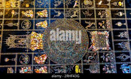 Farbenfroh liegender Buddha Perlmuttfüße buddhistische Symbole Wat Phra Chetuphon Wat Pho Po Temple Complex Bangkok Thailand. Der Tempel wurde in den 1600er Jahren erbaut R Stockfoto