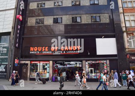 London, Großbritannien. 16. August 2023. Außenansicht des House of Candy am ehemaligen Standort des HMV Flagship Store in der Oxford Street. Die sogenannten „amerikanischen“ Süßwarenläden haben viele Geschäfte in der Oxford Street ersetzt, da Einzelhandelsführer warnen, dass die Straßen weiter schrumpfen, und eine staatlich unterstützte Erneuerung fordern. Kredit: Vuk Valcic/Alamy Live News Stockfoto