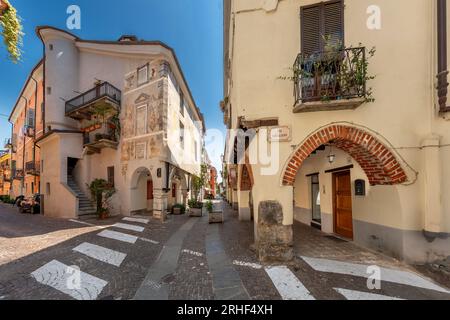 Cuneo, Piemont, Italien - 16. August 2022: Contrada Mondovì, alte Straße im historischen Zentrum mit Fresken aus mittelalterlichen Gebäuden Stockfoto