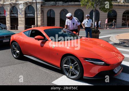 Ferrari Roma in Monte Carlo wird von der Polizei von Monaco gestoppt Stockfoto