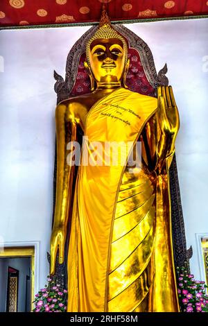 Coloful Standing Buddha Hinterfüße Tür Wat Phra Chetuphon Wat Pho Po Temple Complex Bangkok Thailand. Der Tempel wurde in den 1600er Jahren erbaut Liegender Buddha eingebaut Stockfoto