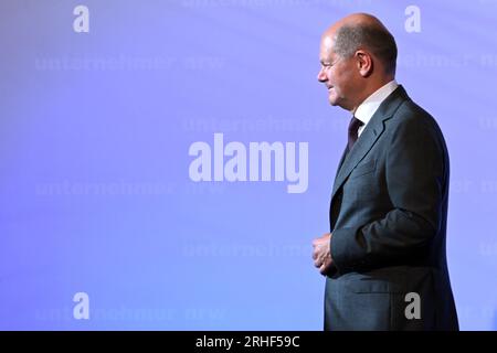 Düsseldorf, Deutschland. 16. Aug. 2023. Bundeskanzler Olaf Scholz (SPD) verlässt die Bühne am nordrhein-Westfälischen Unternehmertag. Kredit: Federico Gambarini/dpa/Alamy Live News Stockfoto