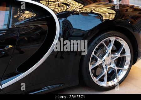 Bugatti Chiron parkte vor dem Casino in Monte Carlo, Monaco Stockfoto