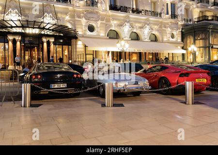 Exotische Autos parken vor dem Hotel de Paris auf dem Casino Square in Monte Carlo, Monaco Stockfoto