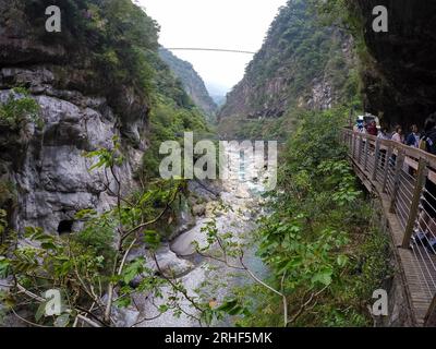 Touristen besuchen den Taroko Gorge National Park, den atemberaubendsten Blick auf die Natur in Xiulin, Hualien, Taiwan Stockfoto