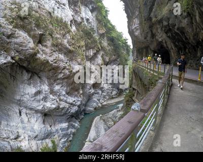 Touristen besuchen den Taroko Gorge National Park, den atemberaubendsten Blick auf die Natur in Xiulin, Hualien, Taiwan Stockfoto