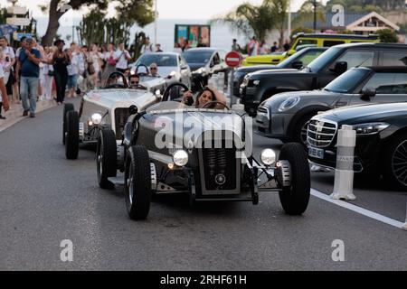 Ein Elektroauto der Formel 1 aus den 1930er Jahren fährt auf einer Straße in Monte Carlo, Monaco Stockfoto