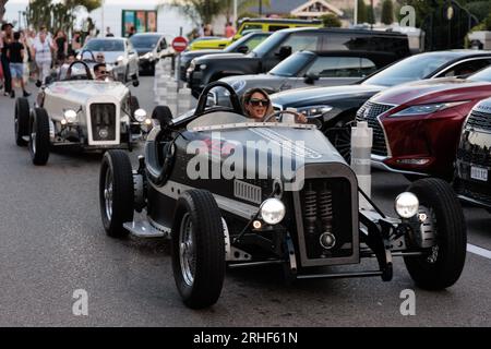 Ein Elektroauto der Formel 1 aus den 1930er Jahren fährt auf einer Straße in Monte Carlo, Monaco Stockfoto