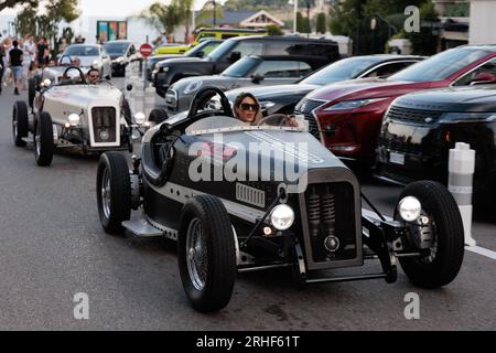 Ein Elektroauto der Formel 1 aus den 1930er Jahren fährt auf einer Straße in Monte Carlo, Monaco Stockfoto