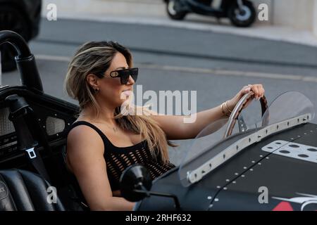 E-Formel-1-Nachbau aus den 1930er Jahren, der von einer Frau auf einer Straße in Monte Carlo, Monaco, gefahren wird Stockfoto