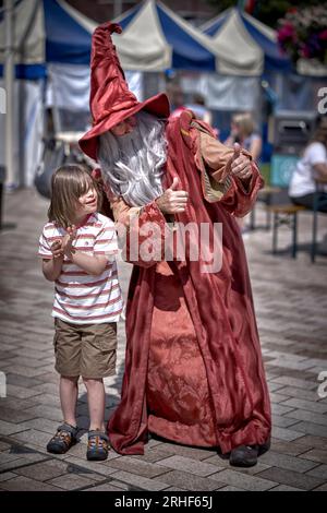 Dumbledore-Schauspieler aus der Harry-Potter-Serie Entertaining Children in Stratford upon Avon, England Stockfoto