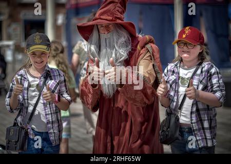 Dumbledore-Schauspieler aus der Harry-Potter-Serie Entertaining Children in Stratford upon Avon, England Stockfoto