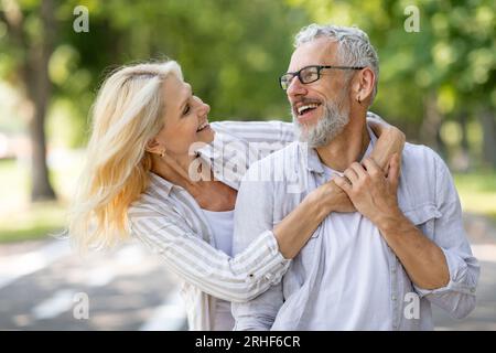 Glückliche aktive Seniorenpaare, die gemeinsam Spaß im Freien haben Stockfoto