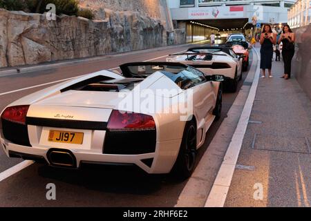 Lamborghinis parkte vor dem Monte Carlo Yacht Club in Monaco Stockfoto