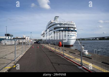 VELSEN-NORTH - 16.08.2023, das Seekreuzfahrtschiff Ocean Majesty am VOB-Kai. Die Ocean Majesty ist für die vorübergehende Unterbringung von bis zu 300 Flüchtlingen und Statusinhabern in der IJmond-Region bestimmt, die auf ein Zuhause warten. ANP JEROEN JUMELET niederlande raus - belgien raus Stockfoto