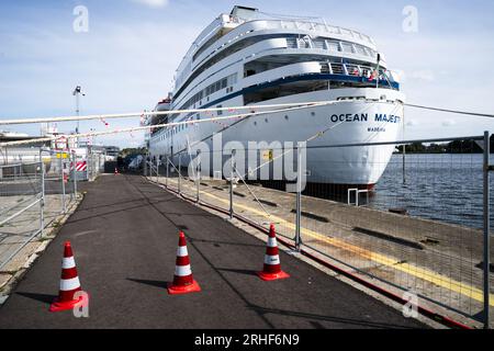 VELSEN-NORTH - 16.08.2023, das Seekreuzfahrtschiff Ocean Majesty am VOB-Kai. Die Ocean Majesty ist für die vorübergehende Unterbringung von bis zu 300 Flüchtlingen und Statusinhabern in der IJmond-Region bestimmt, die auf ein Zuhause warten. ANP JEROEN JUMELET niederlande raus - belgien raus Stockfoto