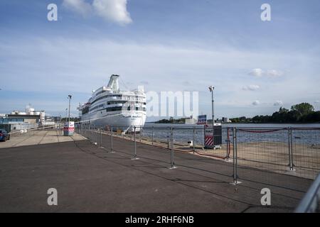 VELSEN-NORTH - 16.08.2023, das Seekreuzfahrtschiff Ocean Majesty am VOB-Kai. Die Ocean Majesty ist für die vorübergehende Unterbringung von bis zu 300 Flüchtlingen und Statusinhabern in der IJmond-Region bestimmt, die auf ein Zuhause warten. ANP JEROEN JUMELET niederlande raus - belgien raus Stockfoto