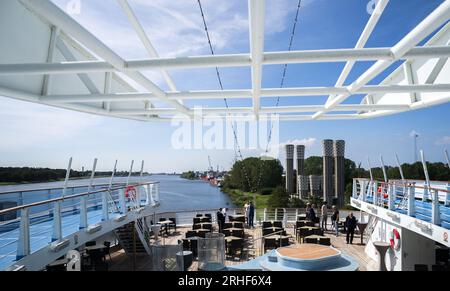 VELSEN-NORTH - 16.08.2023, das Seekreuzfahrtschiff Ocean Majesty am VOB-Kai. Die Ocean Majesty ist für die vorübergehende Unterbringung von bis zu 300 Flüchtlingen und Statusinhabern in der IJmond-Region bestimmt, die auf ein Zuhause warten. ANP JEROEN JUMELET niederlande raus - belgien raus Stockfoto