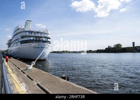 VELSEN-NORTH - 16.08.2023, das Seekreuzfahrtschiff Ocean Majesty am VOB-Kai. Die Ocean Majesty ist für die vorübergehende Unterbringung von bis zu 300 Flüchtlingen und Statusinhabern in der IJmond-Region bestimmt, die auf ein Zuhause warten. ANP JEROEN JUMELET niederlande raus - belgien raus Stockfoto