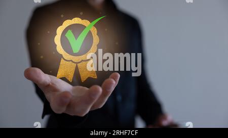 Garantie für die Zertifizierung der Standardqualitätskontrolle. Konzept der Internet-Business-Technologie digital. Stockfoto