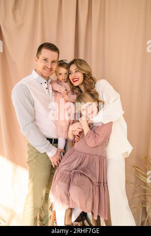 Glückliche Familie von vier Vätern mit Mutter und zwei Töchtern Stockfoto