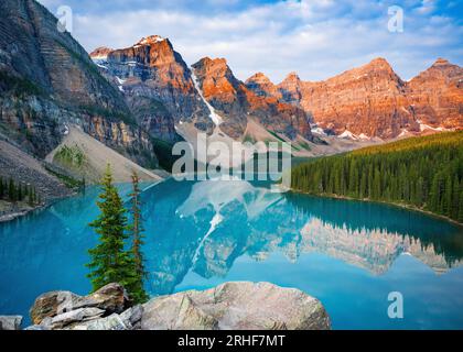 Moraine Lake Sunrise im Sommer im Banff National Park, Canadian Rockies, Alberta, Kanada. Banff National Park, Alberta, Kanada Stockfoto