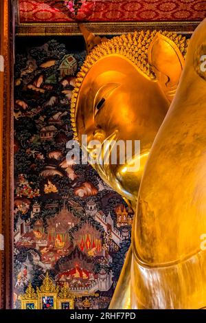 Farbenprächtiger Liegender Buddha-Kopf Wat Phra Chetuphon Wat Pho Po Temple Complex Bangkok Thailand. Der Tempel wurde in den 1600er Jahren erbaut Liegender Buddha, erbaut 1832. Stockfoto