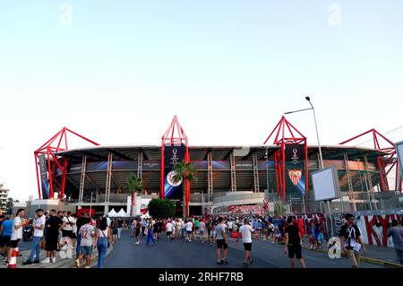 Die Fans kommen vor dem UEFA Super Cup im Stadion Georgios Karaiskakis in Piräus ins Stadion. Bilddatum: Mittwoch, 16. August 2023. Stockfoto