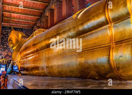 Coloful Golden Long Reclining Buddha Eingangstür Wat Phra Chetuphon Wat Pho Po Temple Complex Bangkok Thailand. Der Tempel wurde in den 1600er Jahren erbaut Liegender Buddha Stockfoto