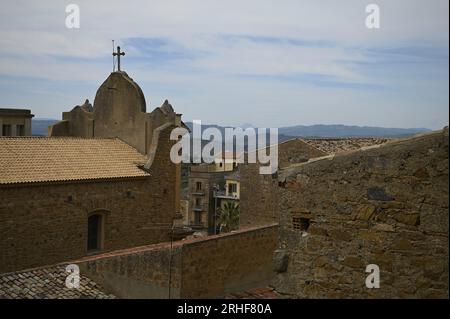 Panoramablick auf Calascibetta, Mitglied von ' I Borghi più belli d'Italia', eines der schönsten Dörfer Italiens in der Provinz Enna auf Sizilien. Stockfoto