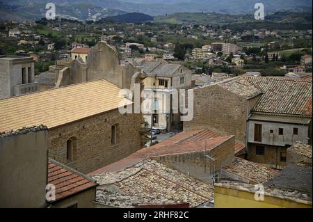 Panoramablick auf Calascibetta, Mitglied von ' I Borghi più belli d'Italia', eines der schönsten Dörfer Italiens in der Provinz Enna auf Sizilien. Stockfoto