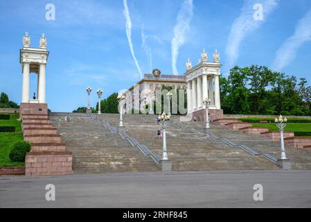 WOLGOGRAD, RUSSLAND - 15. JUNI 2023: Treppen zur oberen Terrasse. Wolga-Ufer. Wolgograd Stockfoto