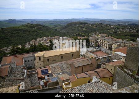 Panoramablick auf Calascibetta, Mitglied von ' I Borghi più belli d'Italia', eines der schönsten Dörfer Italiens in der Provinz Enna auf Sizilien. Stockfoto