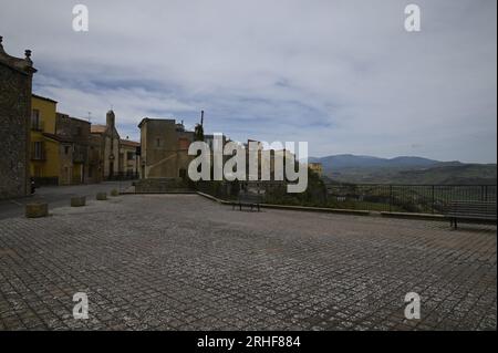 Panoramablick auf Calascibetta, Mitglied von ' I Borghi più belli d'Italia', eines der schönsten Dörfer Italiens in der Provinz Enna auf Sizilien Stockfoto