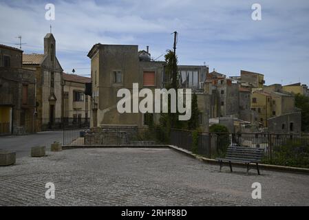 Panoramablick auf Calascibetta, Mitglied von ' I Borghi più belli d'Italia', eines der schönsten Dörfer Italiens in der Provinz Enna auf Sizilien Stockfoto