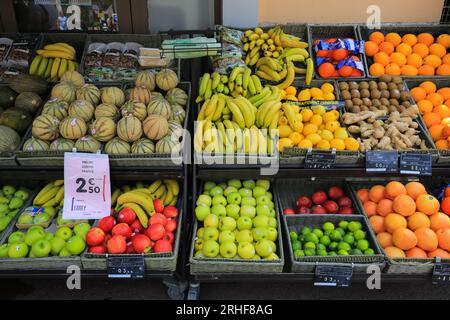 Obst mit Preisen auf dem Markt Stockfoto