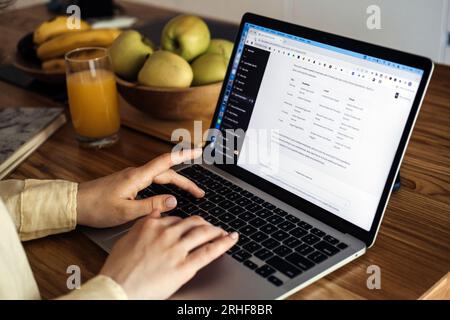 So erstellen Sie einen gesunden Ernährungsplan, Diät mit ChatGPT. Bildschirm mit ChatGPT AI oder künstliche Intelligenz Chat mit Diet Nutritious Text. Warschau Stockfoto