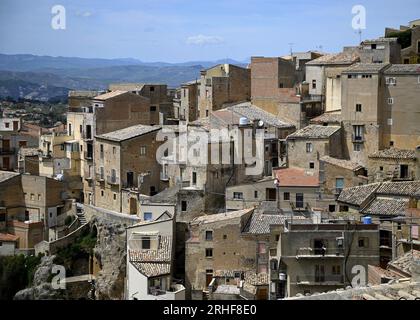 Panoramablick auf Calascibetta, Mitglied von ' I Borghi più belli d'Italia', eines der schönsten Dörfer Italiens in der Provinz Enna auf Sizilien Stockfoto